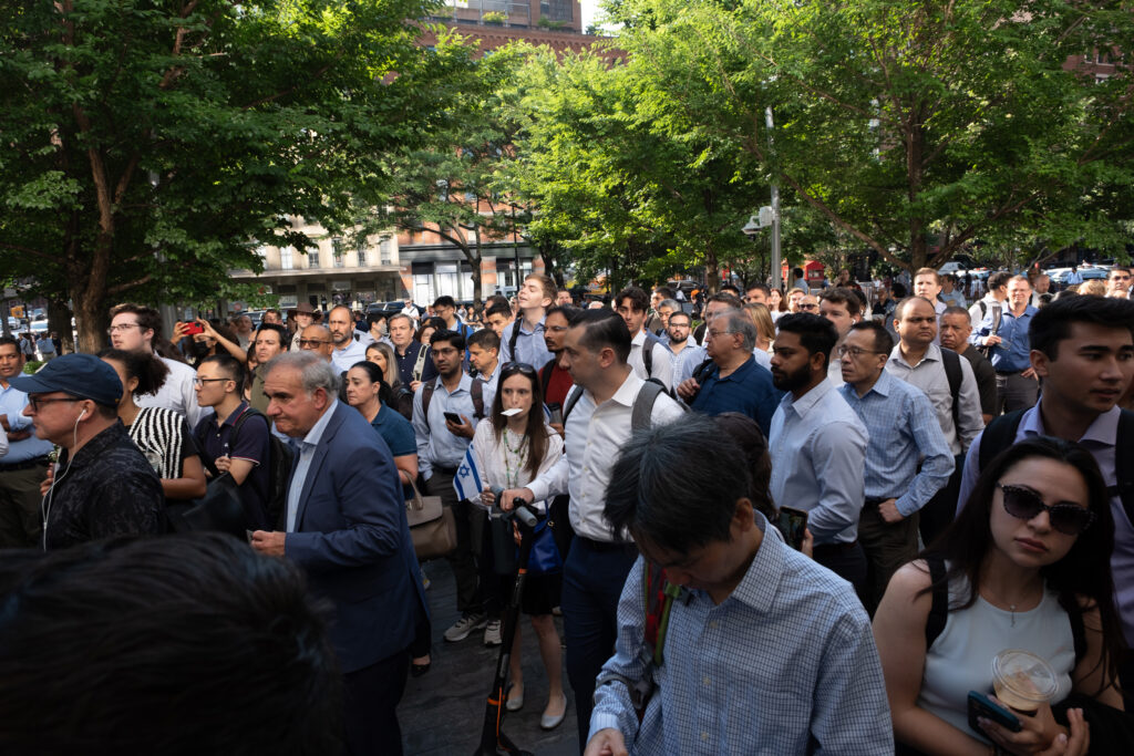 More than 200 workers were delayed about an hour getting into their building on Friday morning. Credit: Keerti Gopal/Inside Climate News