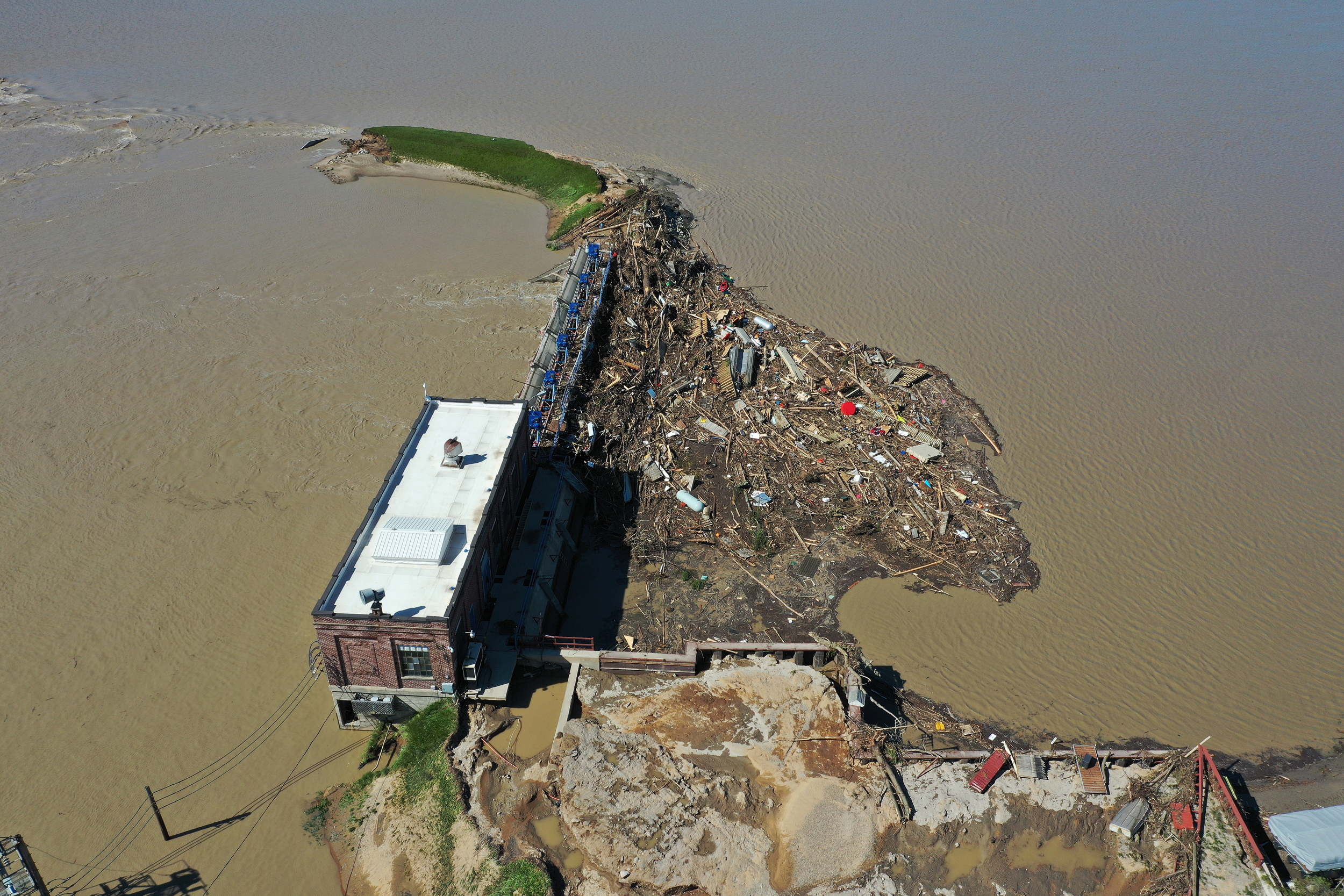 An aerial view of the dam that the Tittabawassee River breached on May 20, 2020 in Sanford, Michigan. Credit: Gregory Shamus/Getty Images