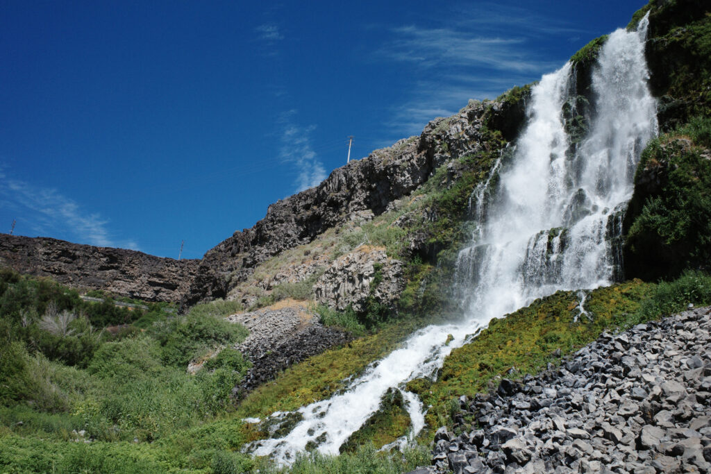 Groundwater-fed springs flow toward the Snake River at Thousand Springs State Park. Credit: Daniel Rothberg/Inside Climate News